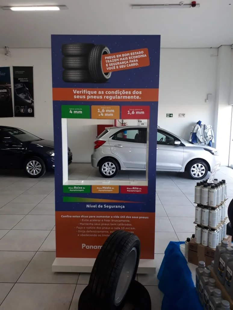 Estacionamento comercial — Totem informativo para circulação e tarifas
